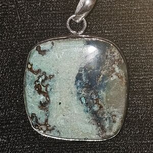 Elegant Silver and Blue Pendant Necklace